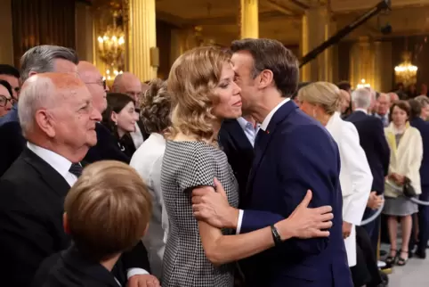 Küsschen für die Stieftochter: Tiphaine Auzière und Emmanuel Macron begrüßen sich bei einem Empfang.