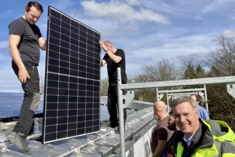 Bürgermeister Michael Maas (rechts) ist begeistert von der Geschwindigkeit, mit der die städtischen Mitarbeiter die Solarmodule 