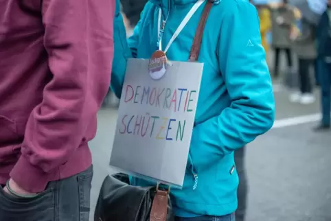 Bundesweit gehen Menschen für die Demokratie auf die Straße. Das Foto entstand bei einer Kundgebung in Bellheim. 