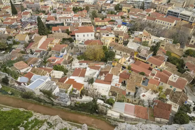 Blick auf das Anafiotika-Viertel am Rande der historischen Altstadt Athens: Mit derzeit noch 500.000 Euro sind Nicht-EU-Bürger d