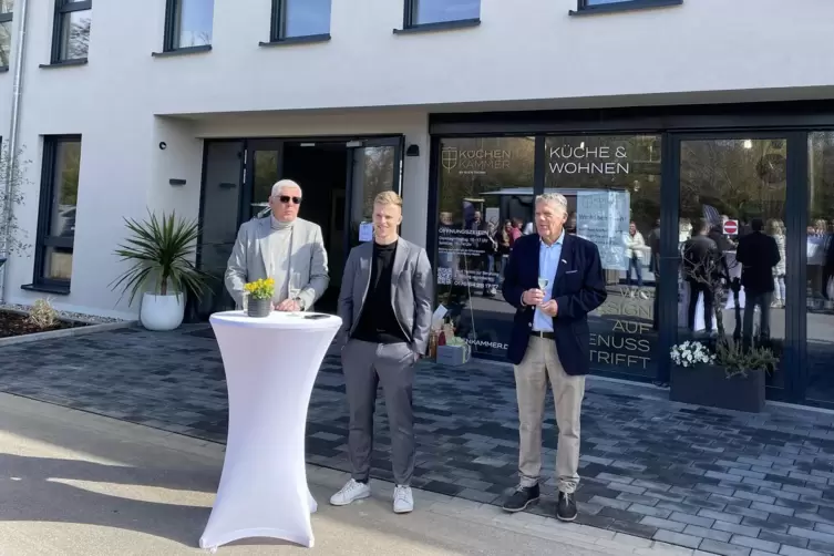 Die beiden Gesch&auml;ftsf&uuml;hrer Ralf Uhl und Tim Zoega und Ortsb&uuml;rgermeister Karl Sch&auml;fer bei der Er&ouml;ffnung. 