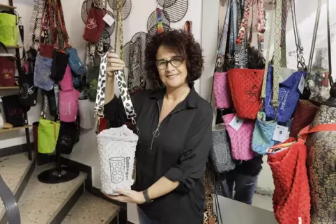 Beate Sass bereitet die Dubbeglastaschen für die Hausmesse vor. 