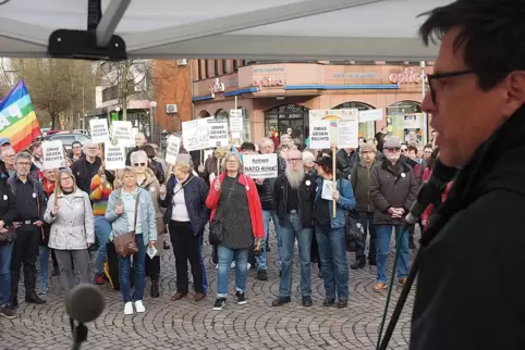Oberbürgermeister Marold Wosnitza spricht zu den Teilnehmern der Kundgebung.