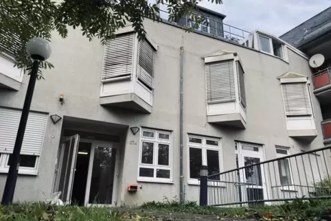 Die Sammelunterkunft für Geflüchtete ist, wie zu erwarten war, nach wenigen Wochen voll belegt. 