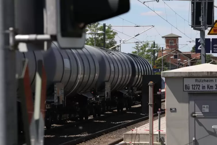 Fast mitten durch den Ort: Ein G&uuml;terzug in R&uuml;lzheim.