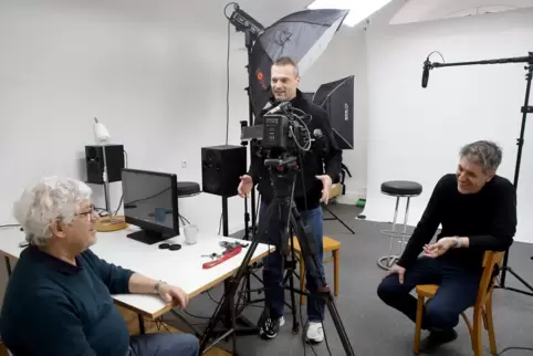Thomas Plonsker, Björn Eisenmann und Philipp Hirsch (von links) suchen Südpfälzer, die sich in Videobotschaften gegen die AfD au