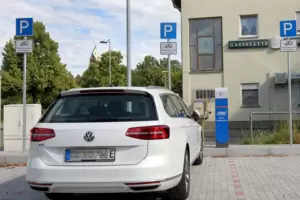 Auch mit E-Ladeplätzen: Parkplatz am Naturfreundehaus. Auch mit E-Ladeplätzen: Parkplatz am Naturfreundehaus.