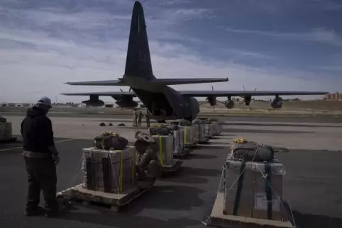 Soldaten der US-Luftwaffe überprüfen die Container, bevor sie in Jordanien ein Flugzeug mit humanitären Hilfsgütern beladen, die