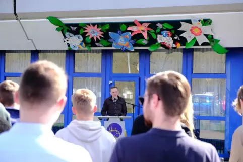 Die Fassaden-AG des Abi-Jahrgangs 2024 am Helmholtzgymnasium hat am Donnerstag ihr Relief an der Außenfassade präsentiert. Der b