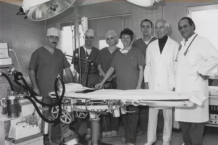 Ärzteteam mit Pfleger und Schwestern in der Neuen Privatklinik. Als zweiter von rechts steht Klinikleiter und Chefarzt Rudolf Da