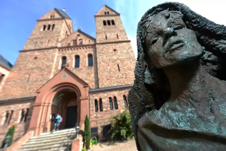 Hildegard von Bingen gilt als Universalgelehrte des Mittelalters. 77 Lieder sind von ihr &uuml;berliefert. 