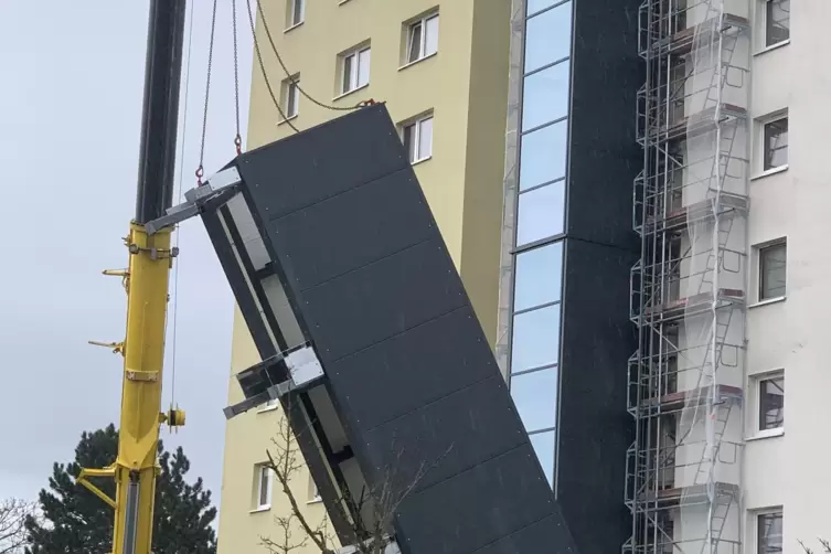 Mit einem Spezialkran wird der Stahlschacht aufgebaut.