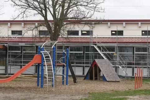 Klimaschutz: Aufs neue Dach der Ellerstadter Grundschule soll eine Photovoltaikanlage. 
