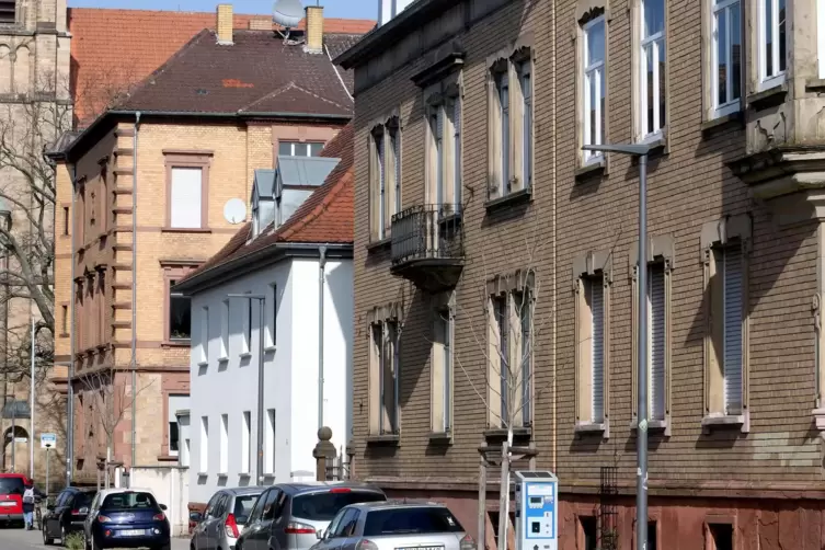 Kontrast von alter und moderner Bebauung in der Innenstadt, hier in der Bismarckstraße.