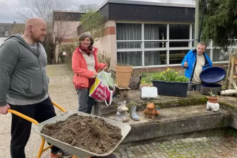 Mit dem grünen Daumen: Fleißige Helfer bei der Arbeit. 