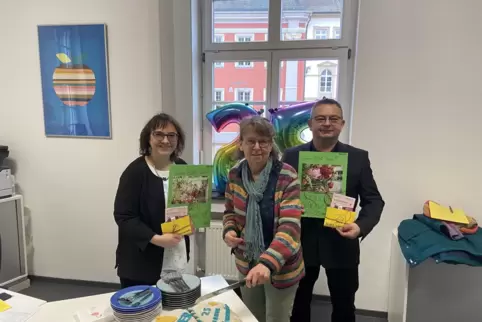 Kuchen zum Jubiläum: 25 Jahre Bürgerbüros feiern die Teamleiter Simone Kratzin und Andreas Kardos mit Beigeordneter Irmgard Münc