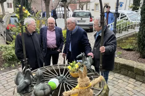 Horst Köhler, Stadtbürgermeister Ralf Beisiegel, Stadtführer Gerd Kunz, Landrat Rainer Guth (von links) am Elwedritsche-Brunnen 