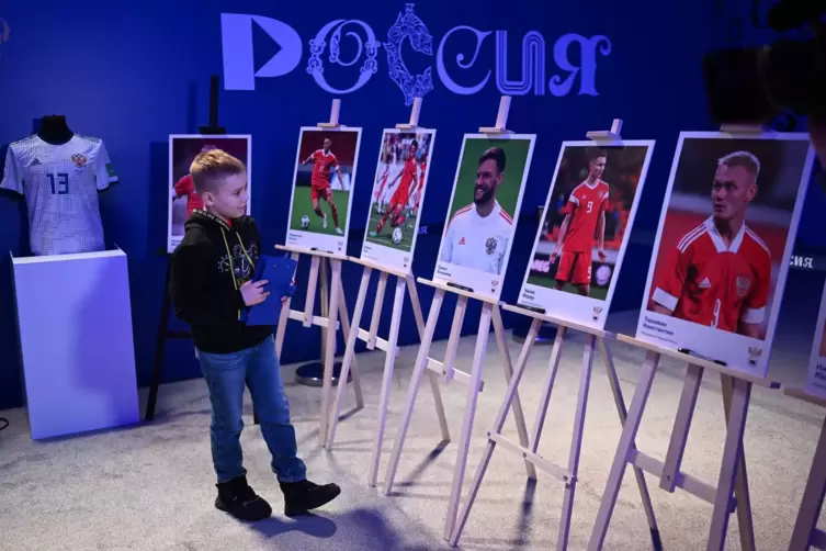 Auf Messen k&ouml;nnen sich Kinder derweil die Fu&szlig;balltrikots der russischen Nationalmannschaft sichern, die international derzeit au