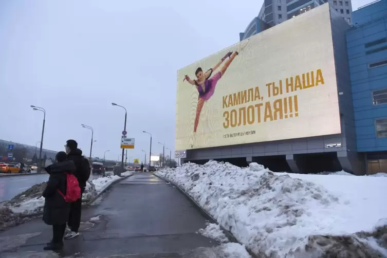 Die Leistungen von Eiskunstl&auml;uferin Kamila Walijewa sind gro&szlig;fl&auml;chig auf Hausfassaden in Moskau zu sehen. Wegen Dopings musste d