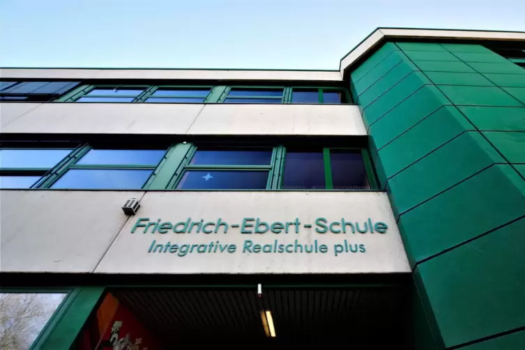 Dringender Handlungsbedarf: Sechs Monate wird die Erneuerung des Hallendachs in der Friedrich-Ebert-Schule voraussichtlich dauer