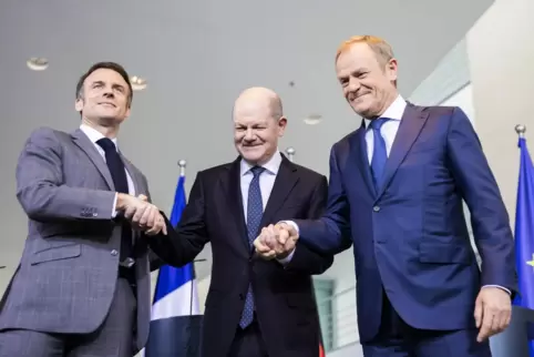 Demonstrative Herzlichkeit: Emmanuel Macron (links), Präsident von Frankreich, Bundeskanzler Olaf Scholz (SPD) und Donald Tusk, 