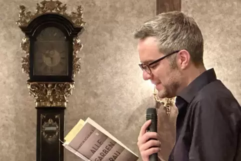 Martin Schäuble liest aus seinem Buch „Alle Farben frau“.