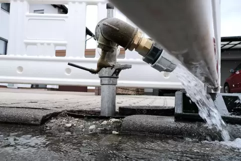 In der Finkenstraße in Battweiler mussten die VG-Werke Zweibrücken-Land die Trinkwasserleitungen spülen. 