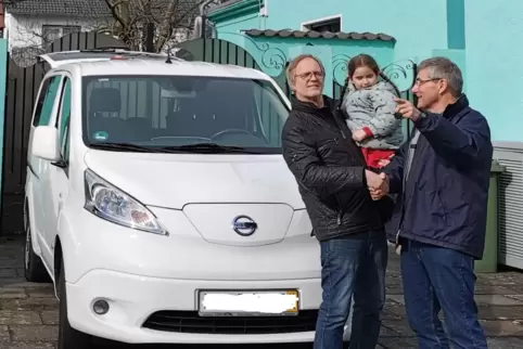 Familie Nissan aus Neuwied übernimmt den Hütschenhausener Bürgerbus „Emil 1“ : Paul Junker (rechts ) bei der Übergabe an Manfred