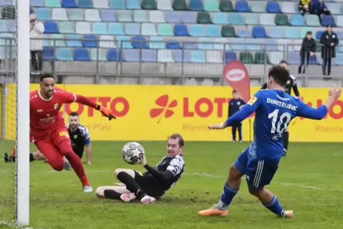 Das 1:0 für den FKP durch Luka Dimitrijevic (rechts). Morlauterns guter Torhüter Bakary Sanyang und Justin Smith können es nicht
