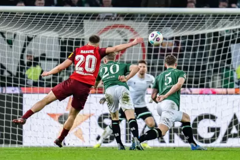 Pech: In der Nachspielzeit nimmt sich Tobias Raschl ein Herz – trifft aber nur die Latte. Hannovers Torwart Ron-Robert Zieler ha