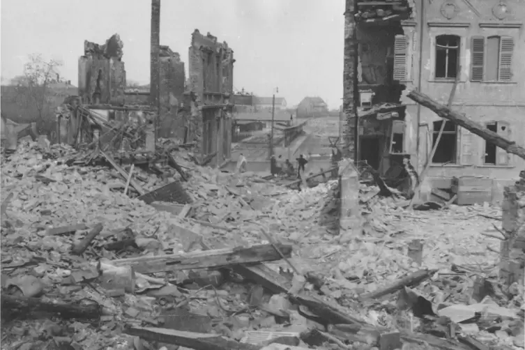 Ein Bild der Zerstörung: Die Dürkheimer Innenstadt nach dem Angriff 1945.