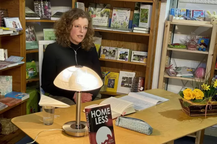 Die in Frankfurt lebende Journalistin und Autorin Eske Hicken liest aus ihrem 2023 erschienenen Roman „Homeless“ in der Bücherhü
