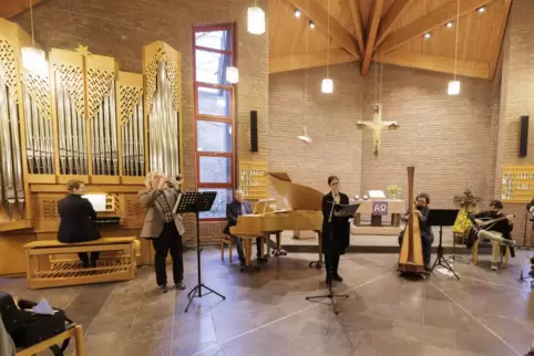 Beim Friedenskonzert in der Kaiserslauterer Friedenskirche (von links): Yvonne Kortmann an der Orgel, Trompeter Volker Günther, 