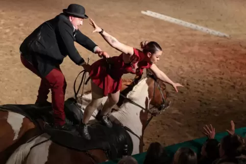 Obacht in der ersten Reihe, bei der rasanten Caval-Show von Benoit Soumille (links) ist eine Reiterin im Anflug