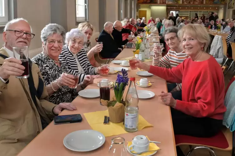 Zusammensein in geselliger Runde: Gioconda Karrocco (Zweite von links) und Hildegard Zerf (daneben) stoßen an. 