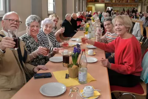 Zusammensein in geselliger Runde: Gioconda Karrocco (Zweite von links) und Hildegard Zerf (daneben) stoßen an. 