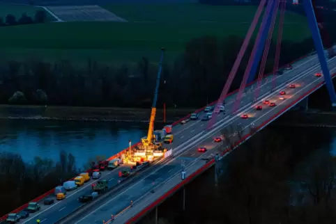 Lichtblick: Nach zweimal 55 Minuten pausenloser Arbeit sind beide Fahrtrichtungen der Speyerer Autobahnbrücke wieder frei.