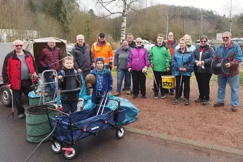 Einige skurrile Fundstücke hat das motivierte Team vom Freizeitweg mitgebracht.
