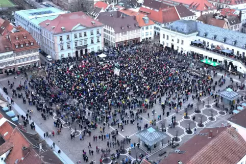 Am 4. Februar demonstrierten über 3000 Menschen auf dem Landauer Rathausplatz gegen Rechtsextremismus.