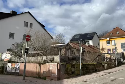So sieht die Ecke Bahnhofstraße/Hauptstraße im März 2024 aus. Das Gebäude ist längst abgerissen.