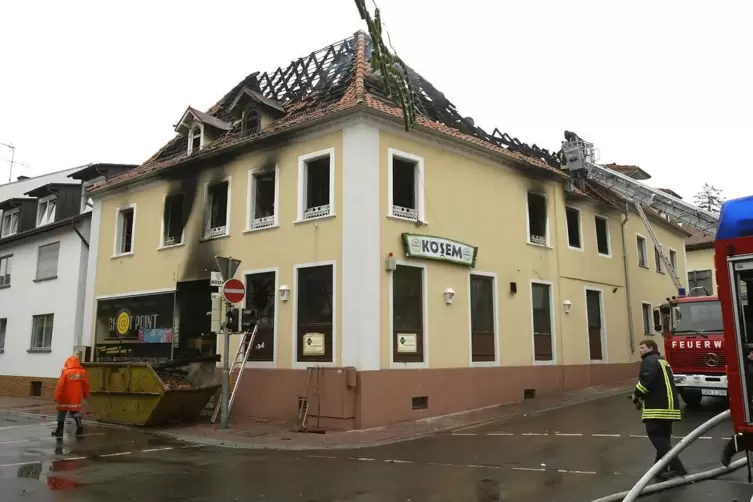 Das ausgebrannte Geb&auml;ude Anfang Dezember 2003. Wenige Tage zuvor waren darin zwei M&auml;nner gestorben.