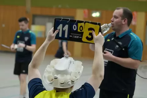 Punktezähler mit Meisterfeier-Federball-Hut beim Sieg von Jens Steinbach (rechts) und Chris Marx im ersten SG-Herrendoppel.