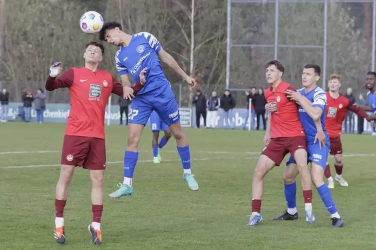 Geklärt: Youness Benfarji (Zweiter von links) von Cosmos Koblenz köpft im Strafraum den Ball vor FCK-Spieler Marcel Kuhlmann (li