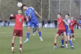 Geklärt: Youness Benfarji (Zweiter von links) von Cosmos Koblenz köpft im Strafraum den Ball vor FCK-Spieler Marcel Kuhlmann (li