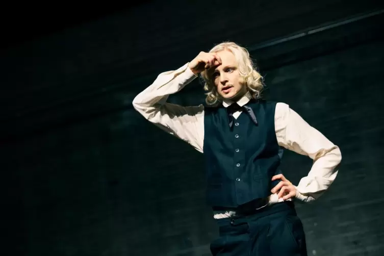 Virtuose Performerin: Anne M&uuml;ller in &bdquo;Ach, diese L&uuml;cke, diese entsetzliche L&uuml;cke&ldquo; am Badischen Staatstheater Karlsruhe. 