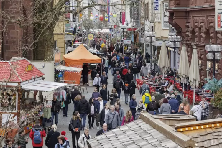 Der Verkaufsoffene Sonntag lockte, in Kombination mit &bdquo;Lautern bl&uuml;ht auf&ldquo; viele Menschen in die Innenstadt. 
