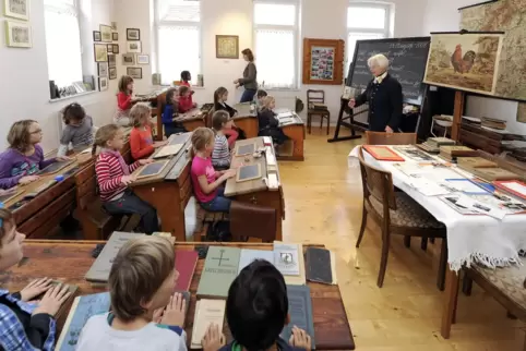Schüler erhalten im Februar im Heimatmuseum Heuchelheim eine Unterrichtsstunde, wie sie früher war.