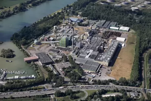 Blick von oben auf die Maxauer Papierfabrik, wo nun 30 Leute mehr arbeiten als noch vor einem Jahr. 