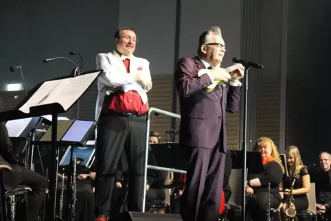 Führten gemeinsam durch das rund zweieinhalbstündige Konzert: Dirigent Gerd Greis (links) und Moderator Götz Alsmann.