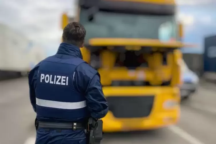 Kontrolleure der Polizei haben am Sonntag Lastwagen unter anderem auf der A6 bei Grünstadt gestoppt. 